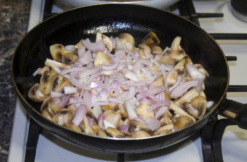 грибы с луком на сковороде