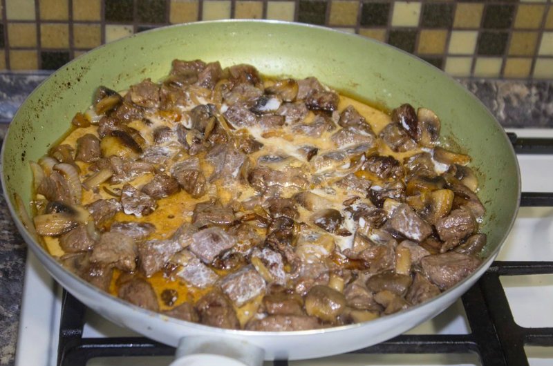 Говядина с грибами в сметанном соусе на сковороде рецепт с фото