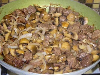 Говядина с грибами, тушеная в молочном соусе