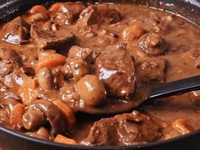 Говядина в вине, тушенная с грибами: пьяняще вкусно