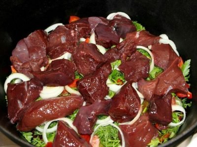 Говяжья печень по-узбекски с овощами в казане