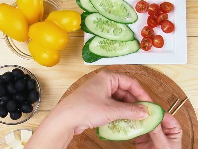 Греческий салат в лодочке из перца