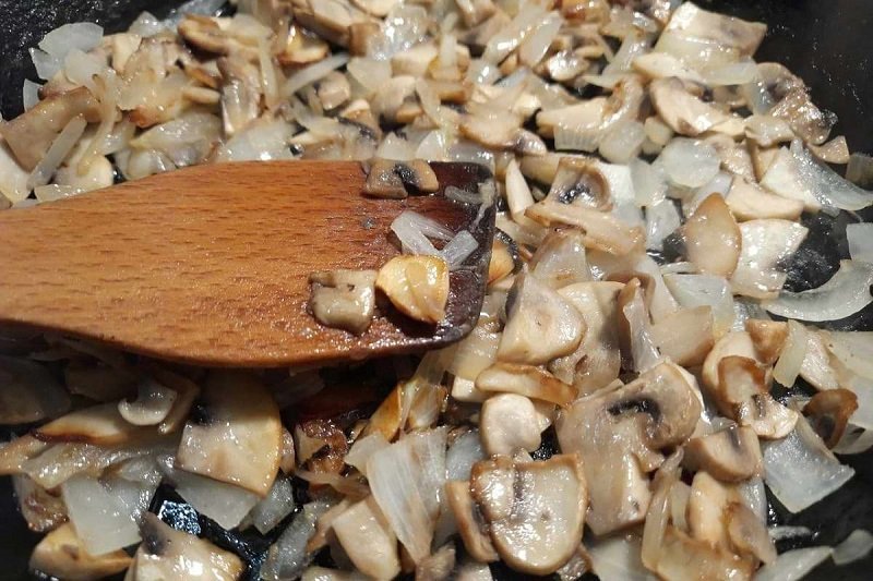 жарка грибов с луком