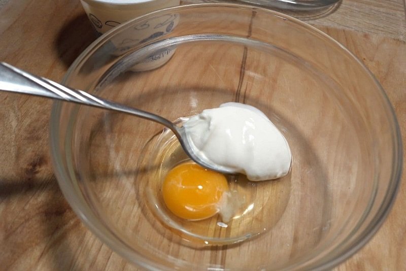 яйцо со сметаной