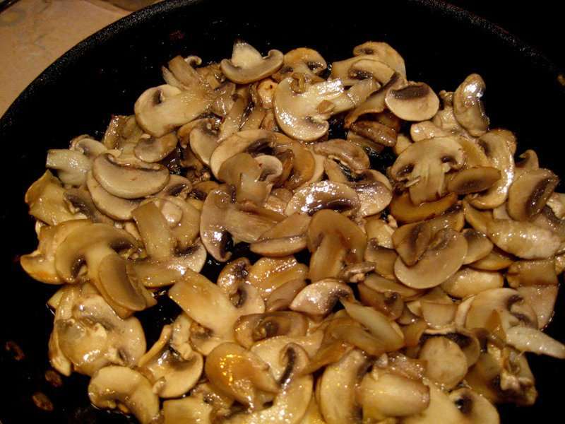 Сколько жарить грибы на сковороде по времени. Грибы шампиньоны пассерованные. Жареные шампиньоны. Обжаренные шампиньоны. Жареные грибочки.