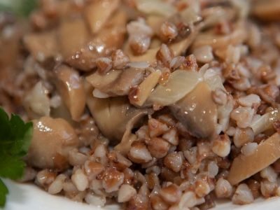 Гречка с курицей и грибами: обед за копейки