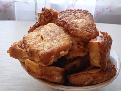 Гренки с яйцом на сковороде