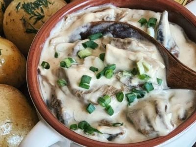 Грибная подлива со сметаной к печеному картофелю