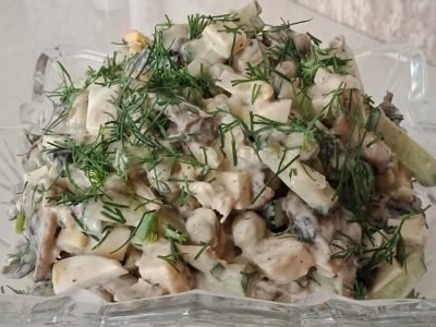 Нежный грибной салат с огурцами