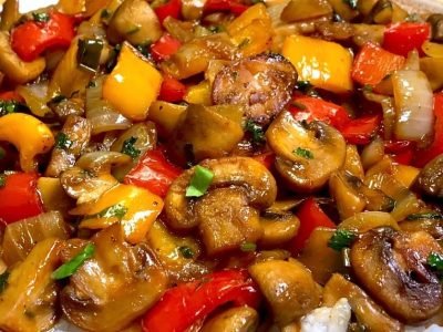 Грибы с овощами на сковороде