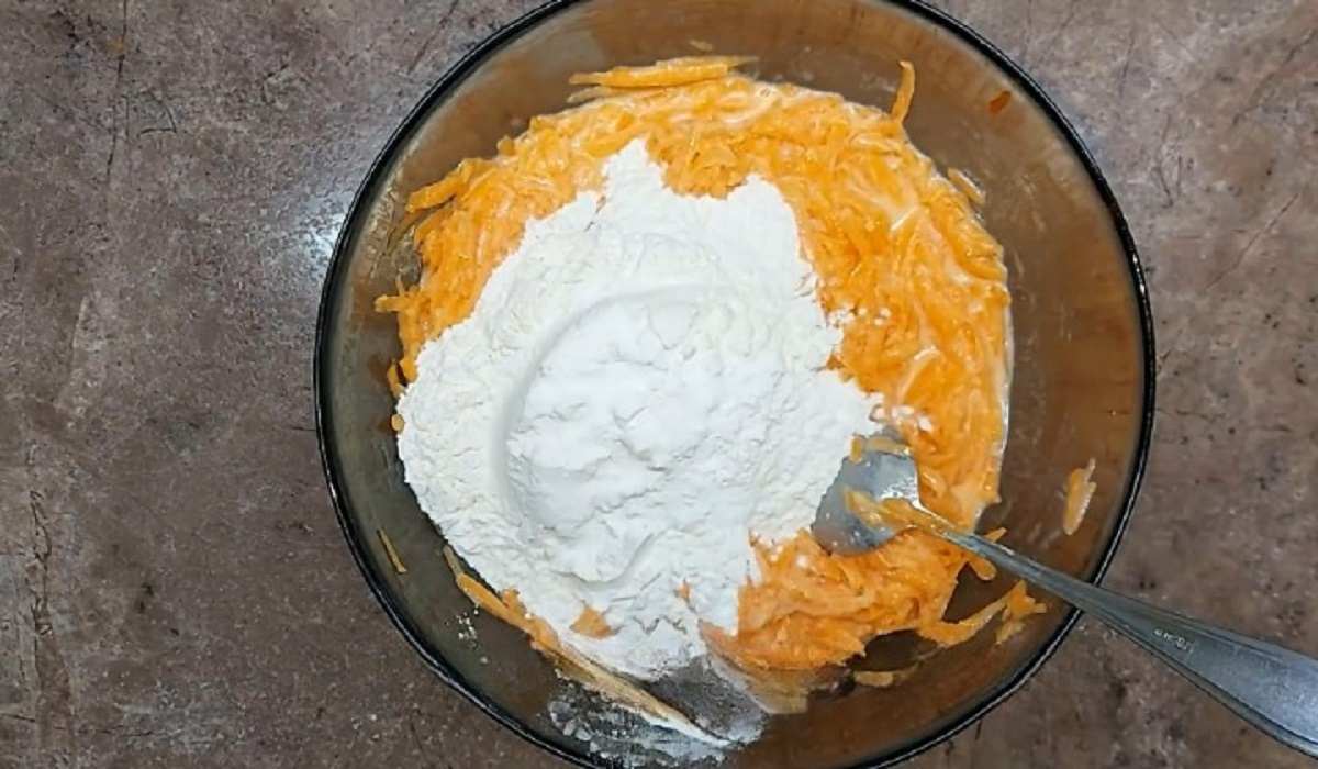 добавление муки и разрыхлителя