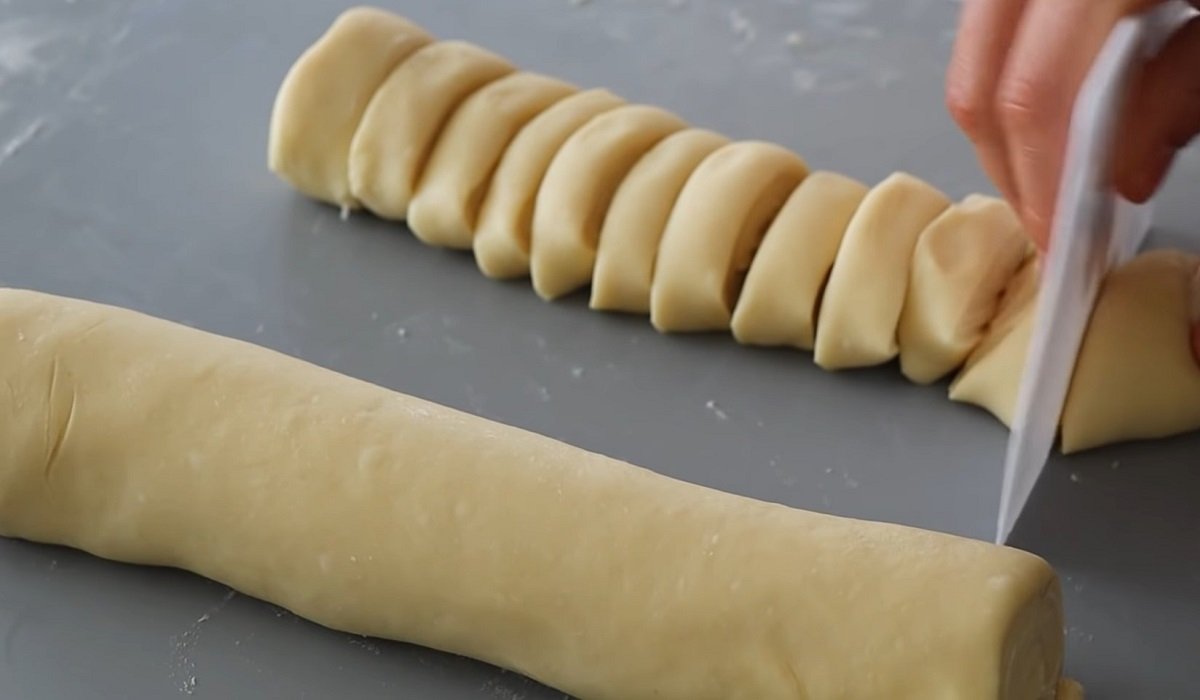 нарезанный рулет из теста
