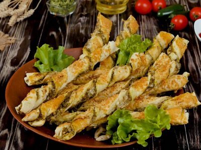 Хлебные палочки с соусом песто