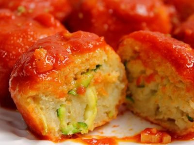 Хлебные шарики с соусом