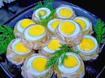 Холодец с яйцами: порционное блюдо
