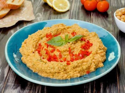 Хумус с томатами и базиликом