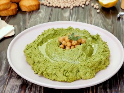 Хумус со шпинатом и фетой
