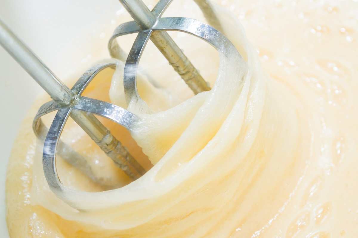 взбивание яиц с сахаром