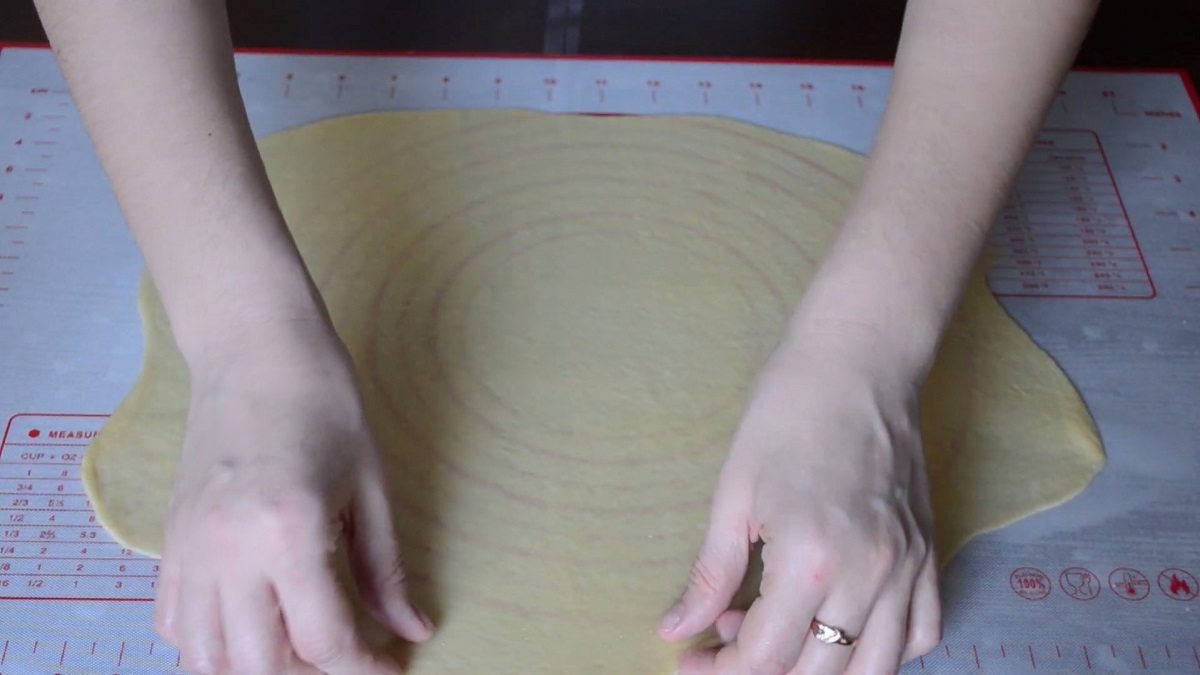 пласт теста для булочки