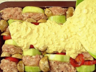 Кабачки с фаршем и грибами, запеченные под соусом