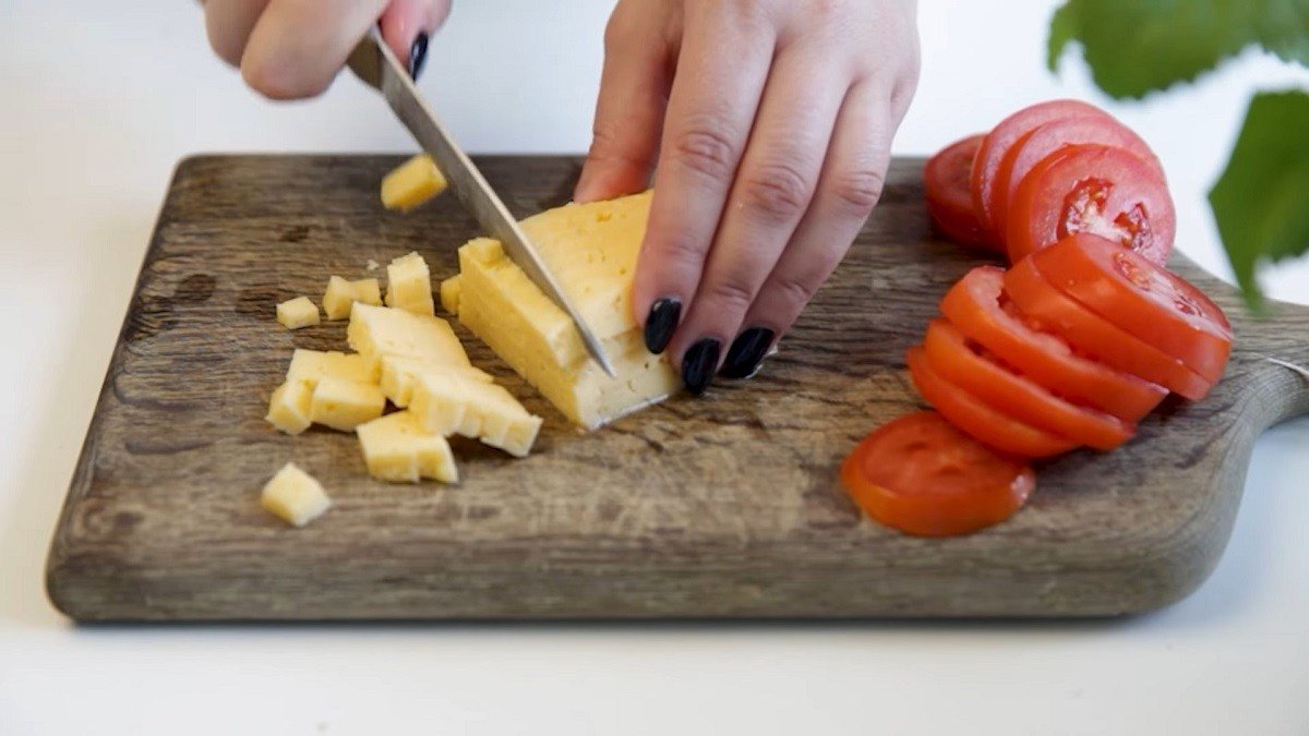 нарезание сыра и помидора