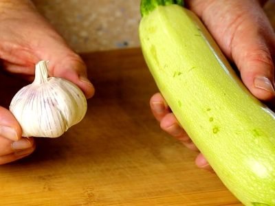 Запеченные кабачки с сыром и чесноком