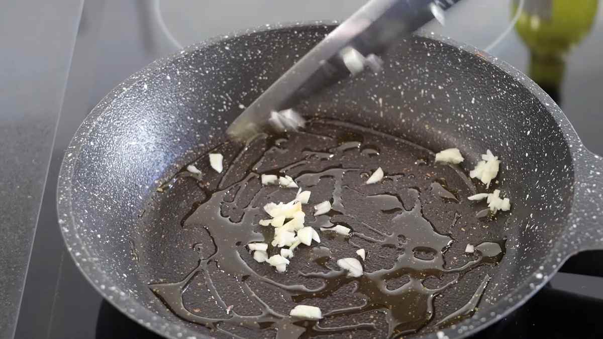 чеснок на сковороде