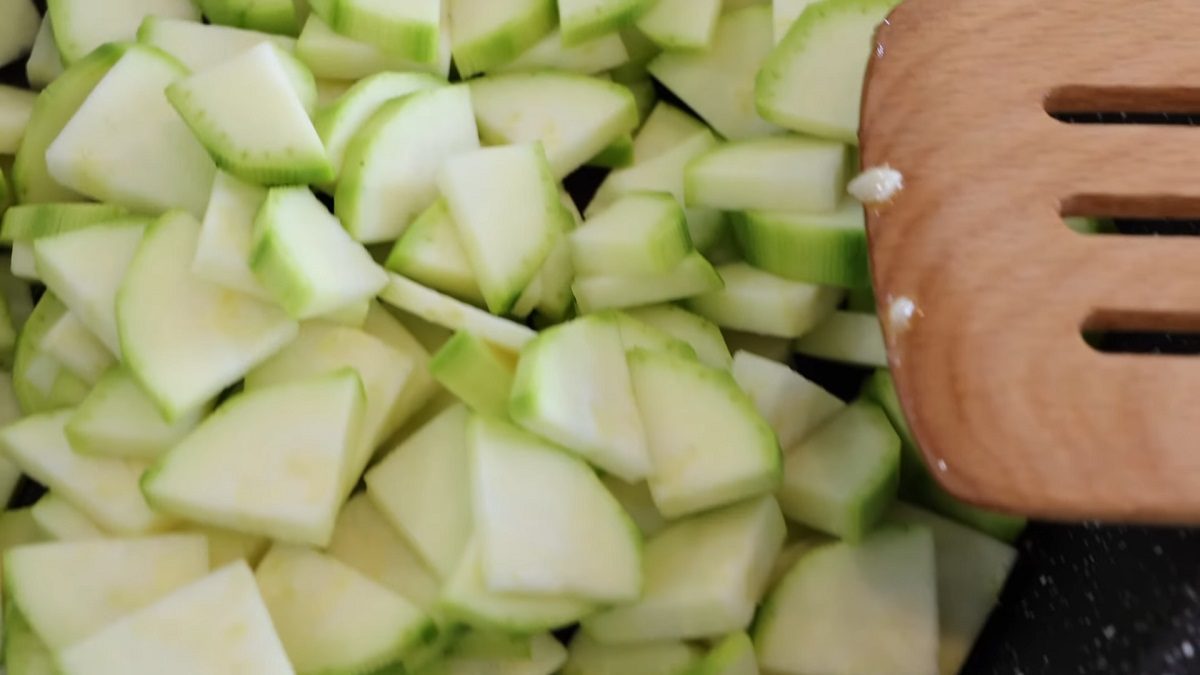 кабачок на сковороде