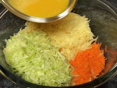 Кабачковые котлеты с картошкой и морковью на сковороде