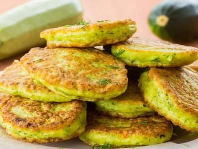 Пышные кабачковые оладьи с чесноком