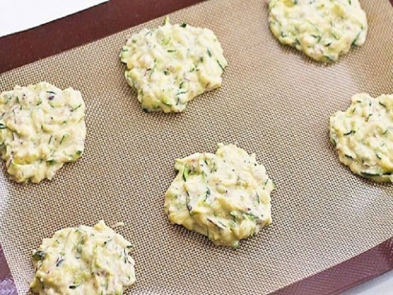 выкладка пампушек на противень