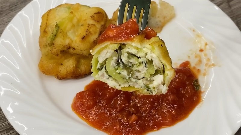 подача кабачковых рулетиков