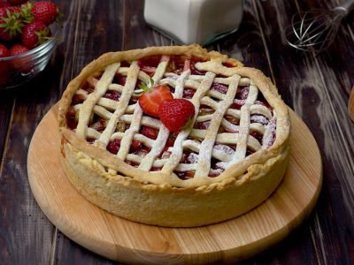 Как испечь пирог из клубники с ревенем