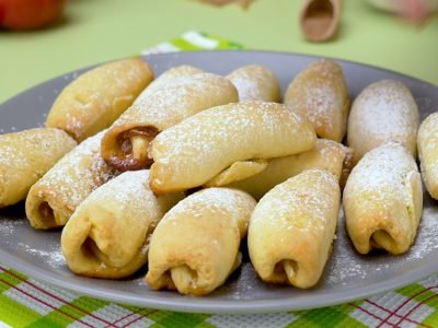 Как испечь рогалики с яблочной начинкой