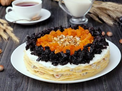 Как приготовить блинный торт с сухофруктами