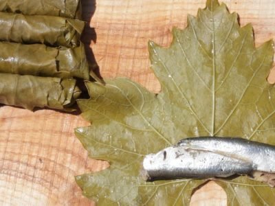 Как приготовить кильку в виноградных листьях