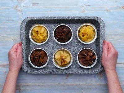 Как приготовить мешочки из блинов с шоколадом