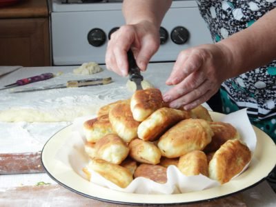 Как приготовить пирожки с луком и яйцом