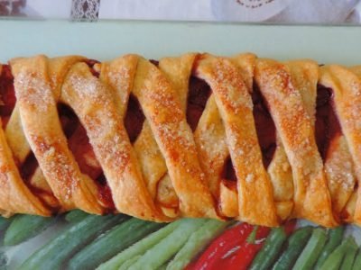 Как приготовить плетенку с малиной и творогом