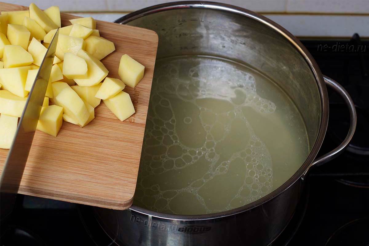 Картошку кидают в кипящую воду. Картофель с бульоном. Нарезанная картошка в кастрюле. Картофель нарезанный кубиками в кастрюле. Кладем в кастрюлю картошку суп.