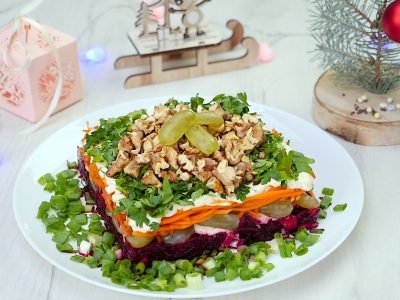 Как приготовить салат с виноградом и орехами