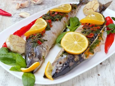 Как приготовить скумбрию, фаршированную яйцами