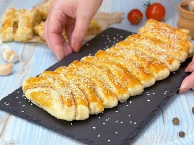 Как приготовить слоеный пирог с квашеной капустой