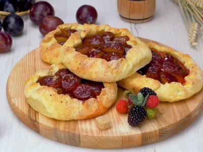 Как приготовить творожные галеты со сливами