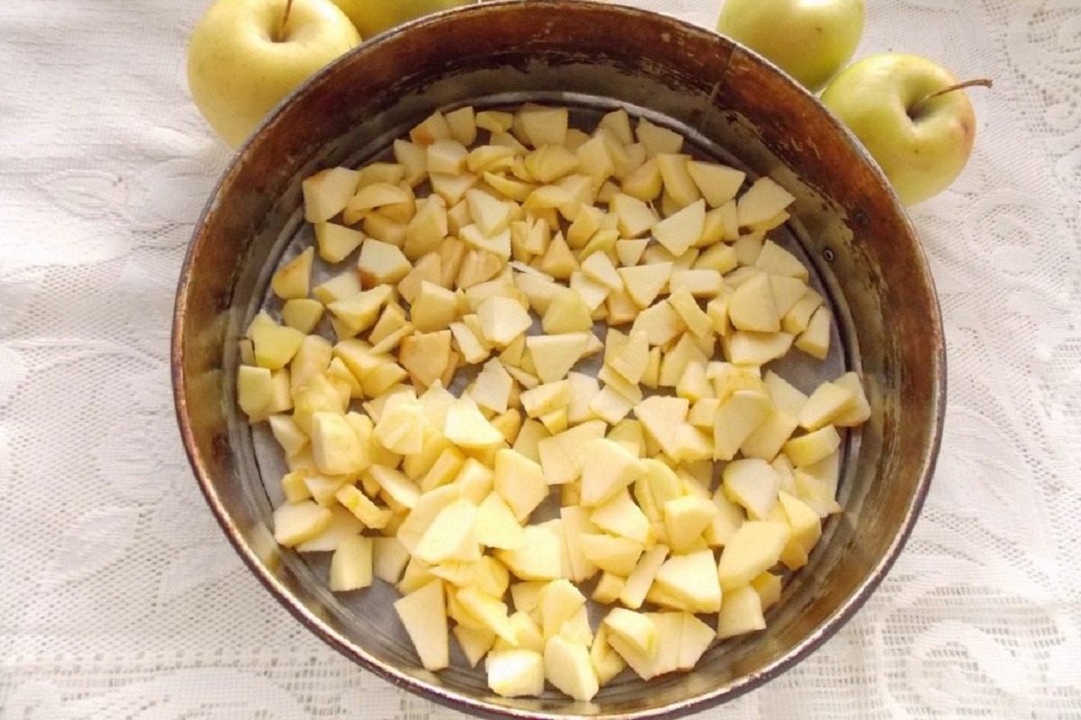 Рецепт начинки из свежих яблок. Нарезанные яблоки для шарлотки. Выкладываем яблоки в форму. Тесто с яблоками в форме. Кусочки яблок для выпечки.