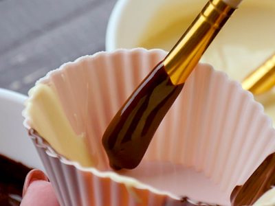 Как сделать двухцветные шоколадные чашки с начинками