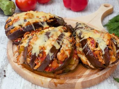 Как запечь баклажаны с курицей и овощами