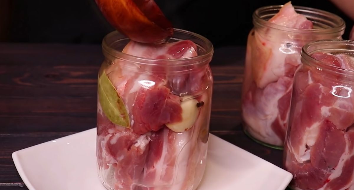 засолить грудинку в банке