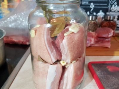Как засолить грудинку в банке
