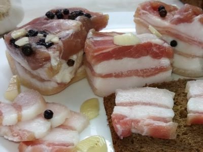 Как засолить сало с чесноком